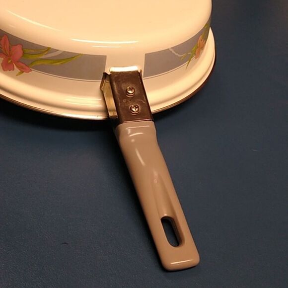 Vintage Sango Iris Flowers w/ Blue Band Enamel Saute Pan Cottagecore Grandmacore - Picture 9 of 10